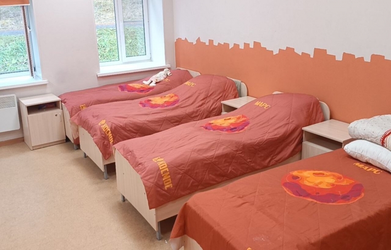 Дети на уличном мероприятии на площадке в лагере Космос