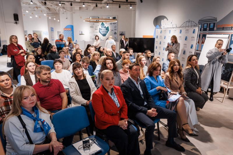 Член жюри комментирует презентацию бизнес-проекта одного из участников программы «Патриоты»