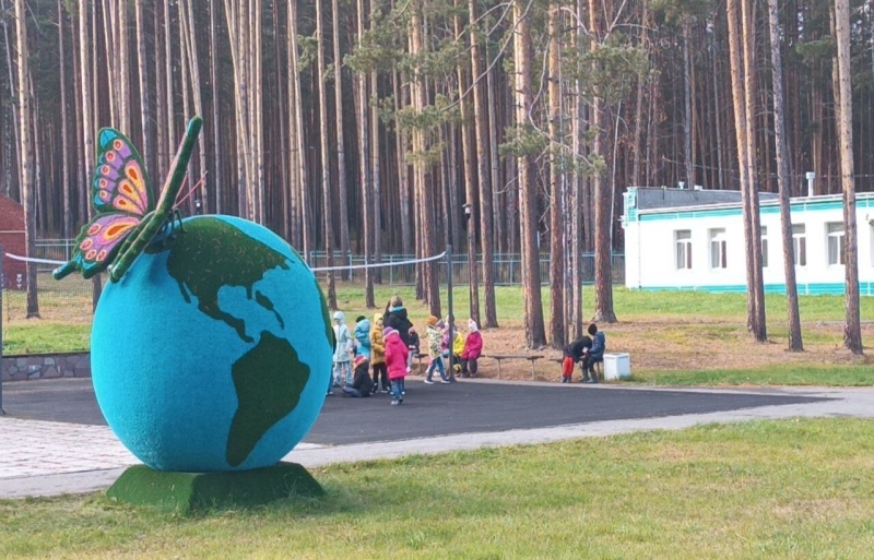 Дети играют на спортивной площадке в лагере