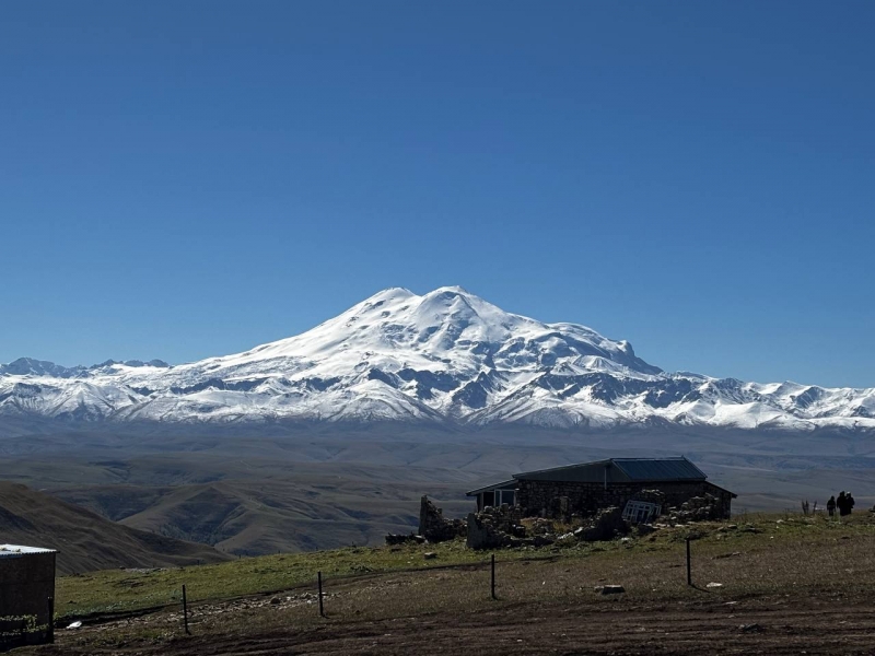 Вид на Эльбрус с плато Бермамыт