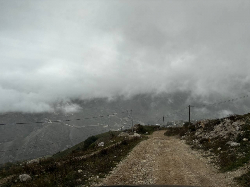 Скульптура Остапа Бендера на входе к озеру Провал в Пятигорске