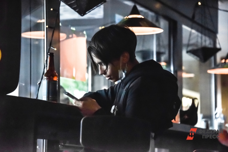 парень в телефоне