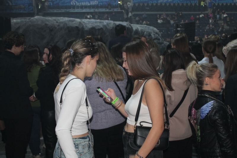 девушка со смартфоном