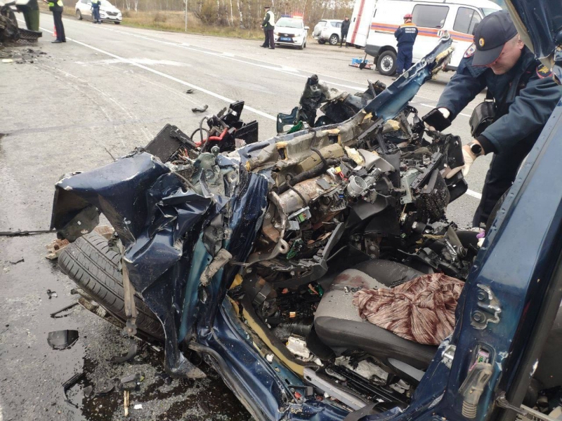 Сотрудники экстренных служб извлекают тела погибших и ликвидируют последствие аварии