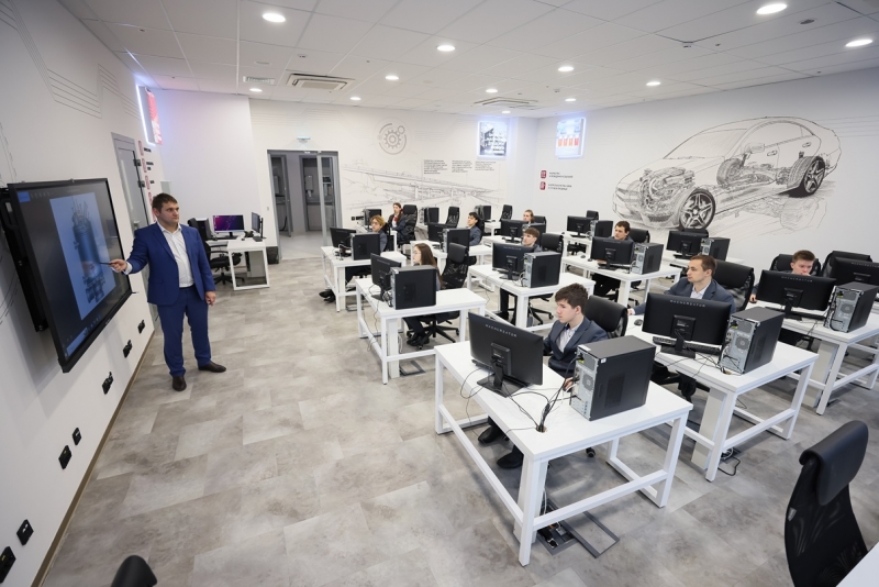 Студенты старших курсов сочетают теоретическую подготовку с практическим опытом