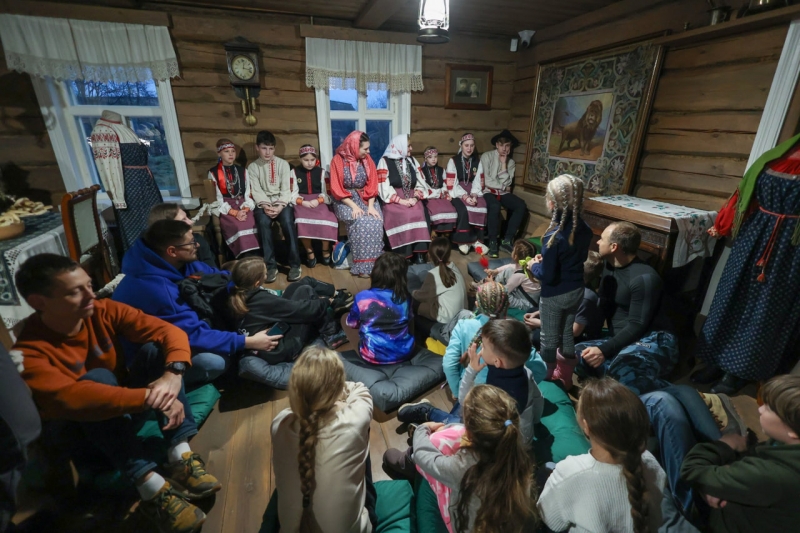 В рамках акции дети и их родители посетили старинные избы, участвовали в викторинах, познакомились с ремеслами