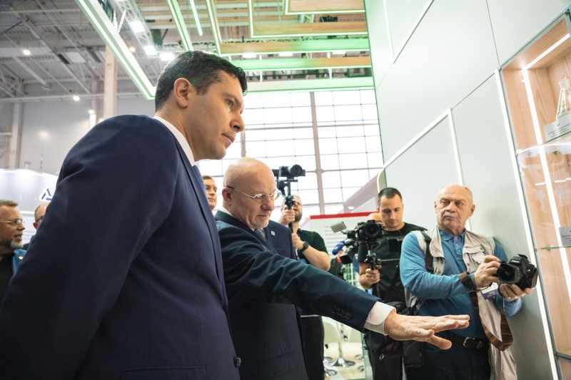 Экспозицию «Полипласт» осмотрел глава Минпромторга Антон Алиханов