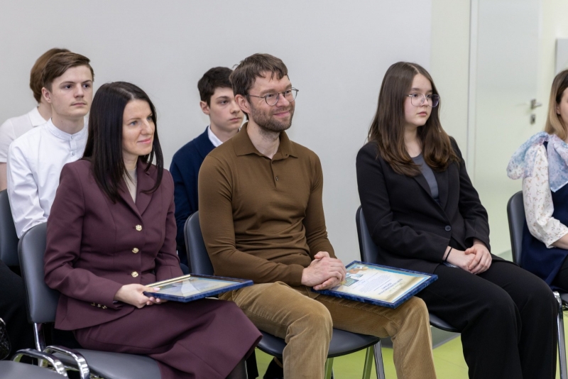 Алексей Вихарев на протяжении многих лет шефствует над школами Екатеринбурга