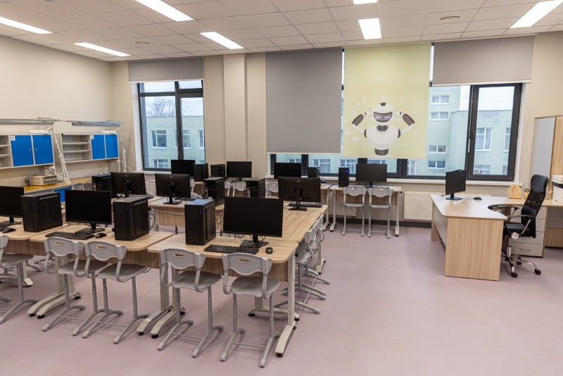 Алексей Вихарев на протяжении многих лет шефствует над школами Екатеринбурга