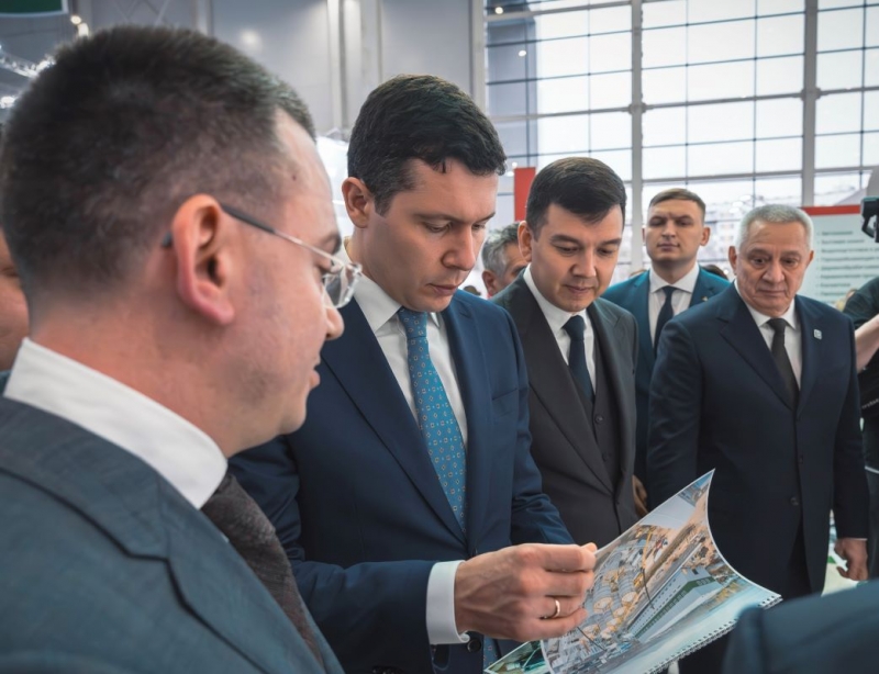 Антон Алиханов посетил стенд ГК «Полипласт»