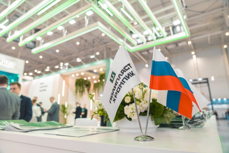 Антон Алиханов посетил стенд ГК «Полипласт»