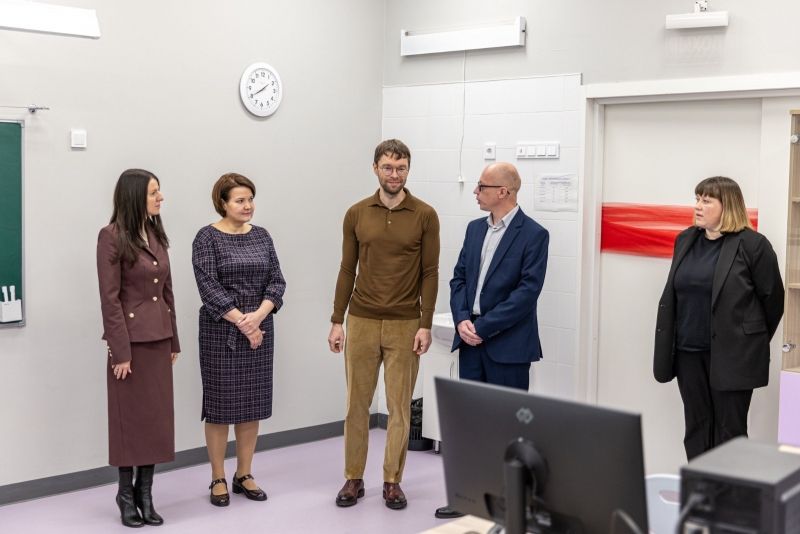 Алексей Вихарев на протяжении многих лет шефствует над школами Екатеринбурга