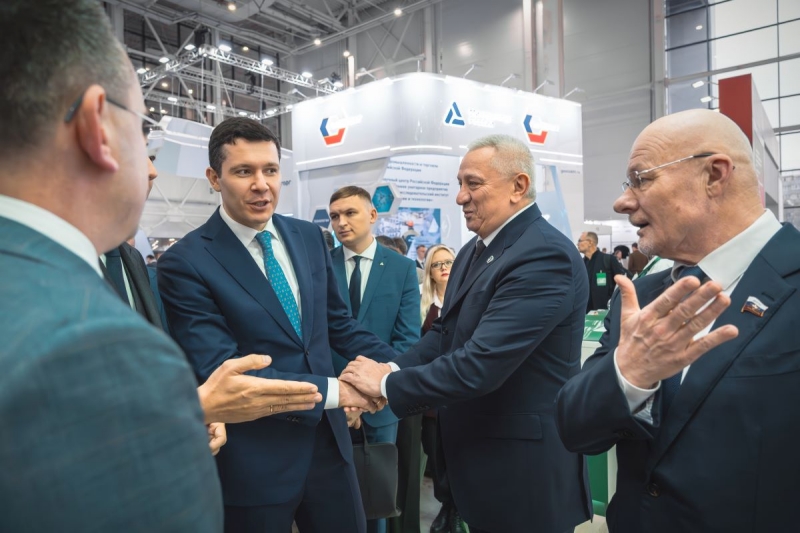 Антон Алиханов посетил стенд ГК «Полипласт»