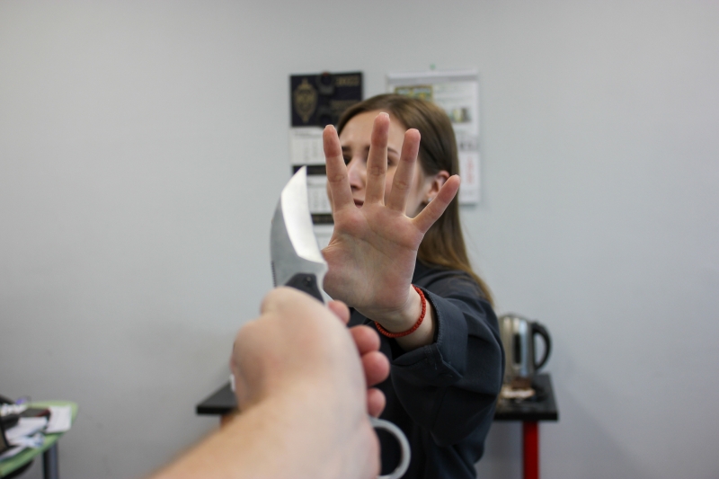 Угроза ножом