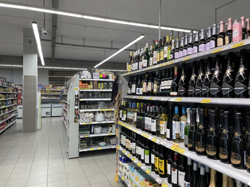 Полка с алкоголем