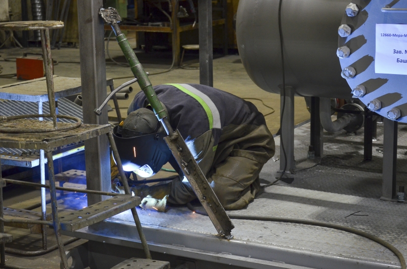 Рабочий на заводе