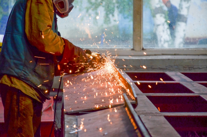 Рабочий с болгаркой