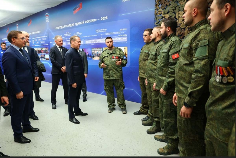 Медведев и Волонтеры