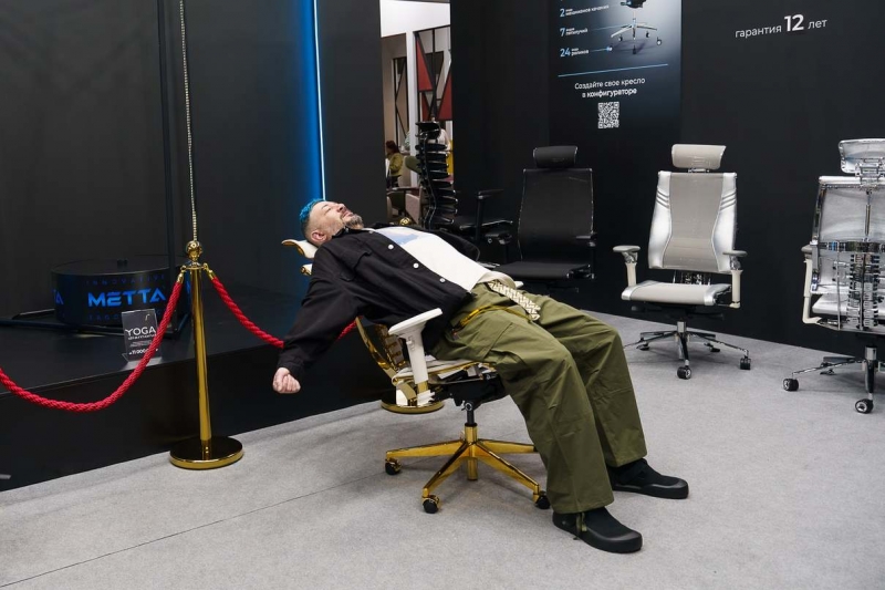 Артемий Лебедев в кресле