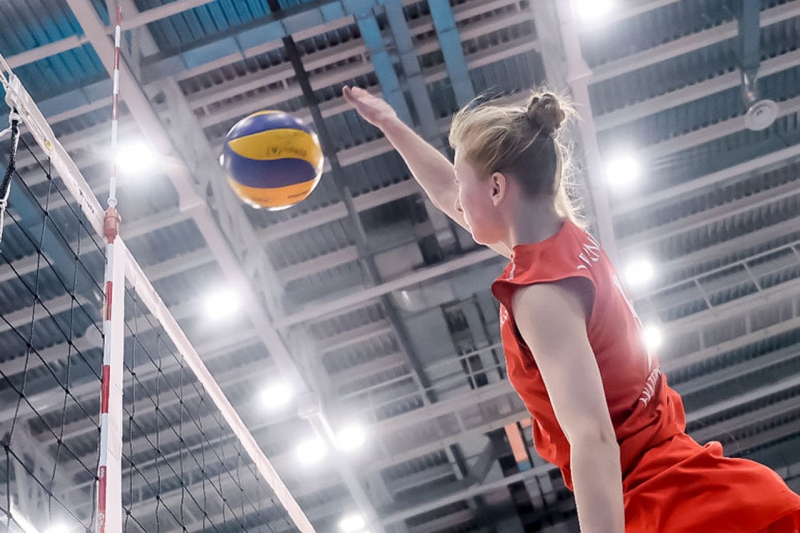 Юная волейболистка