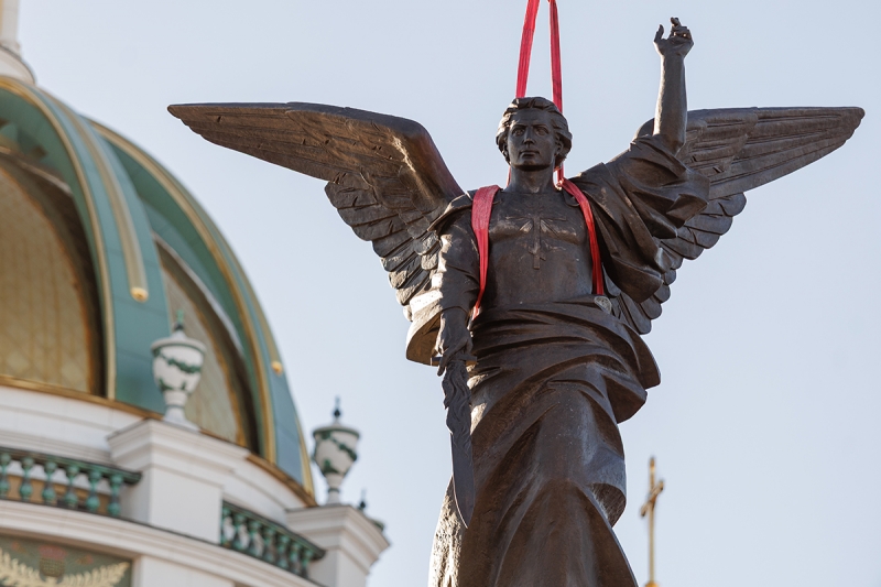 В центре Челябинска появился 17-метровый памятник архангелам
