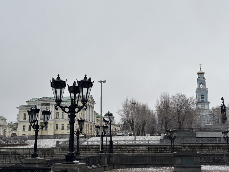 Свердловские города постепенно заметает снег