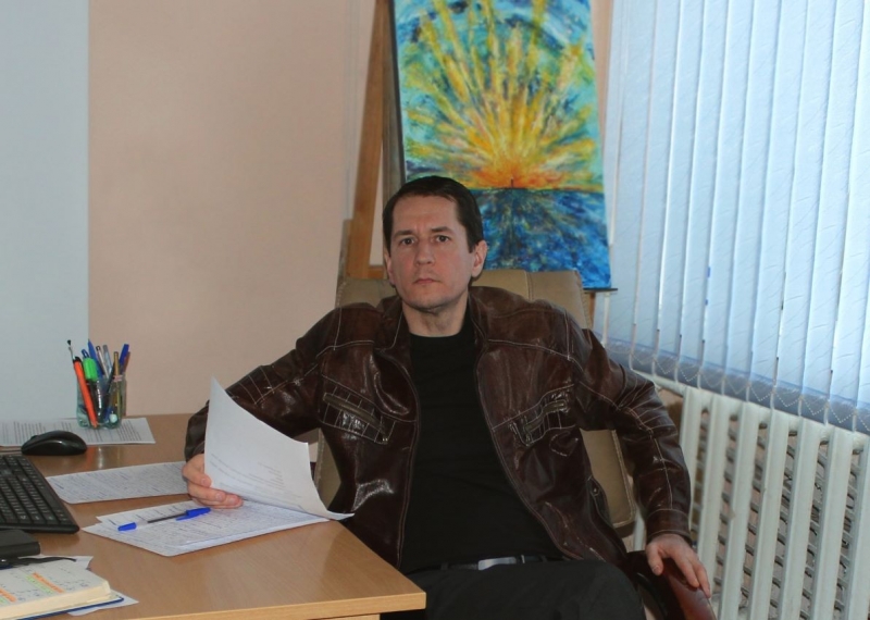 Яков Энгель воспитывает творцов, где нет зуммеров и иксов