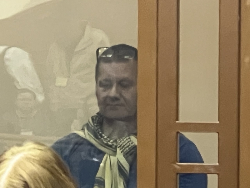 Штингер и Курпишев о чем-то беседовали во время судебного заседания