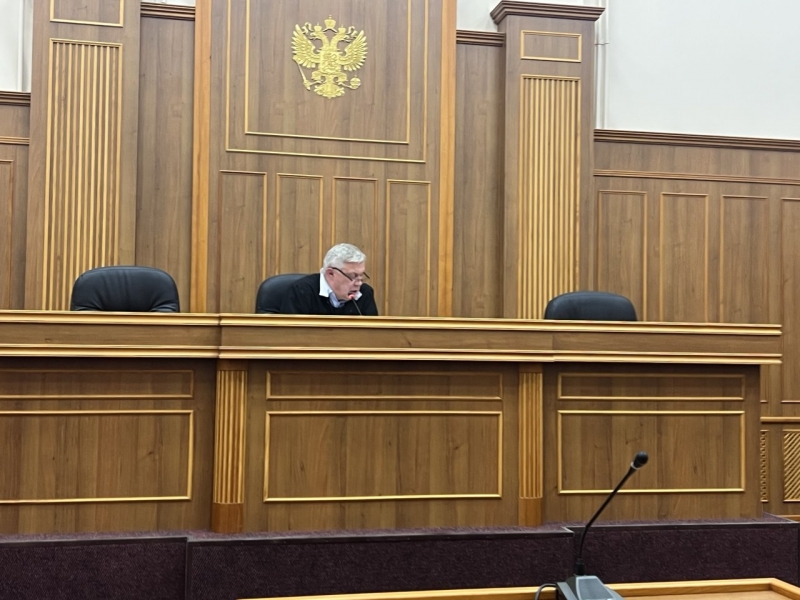 Штингер и Курпишев о чем-то беседовали во время судебного заседания