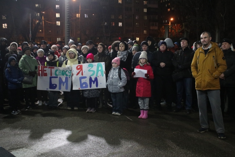 Акция собрала много людей разных возрастов, которые пришли поддержать требования сохранить бассейн