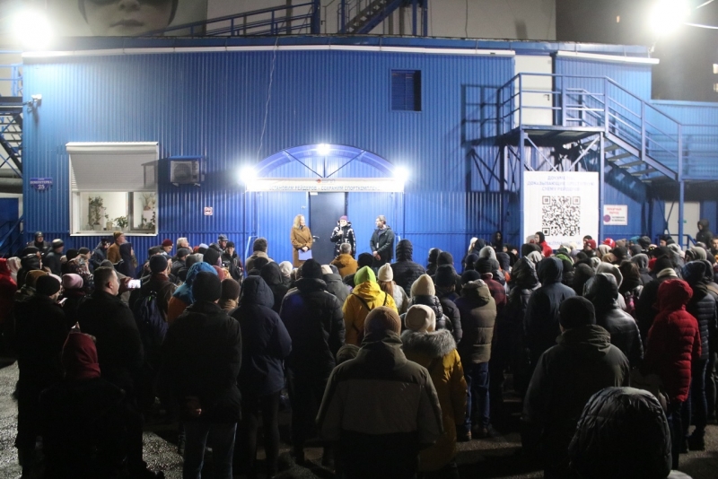 Акция собрала много людей разных возрастов, которые пришли поддержать требования сохранить бассейн