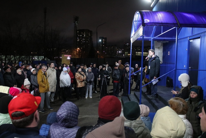 Акция собрала много людей разных возрастов, которые пришли поддержать требования сохранить бассейн