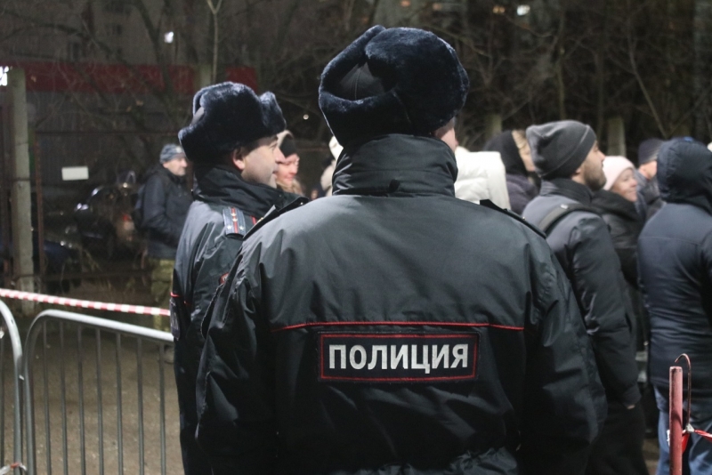 Акция собрала много людей разных возрастов, которые пришли поддержать требования сохранить бассейн