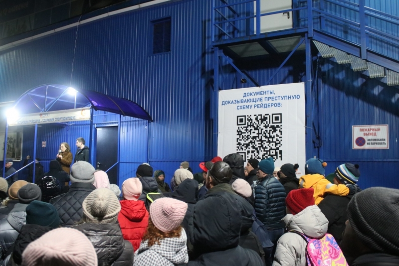 Акция собрала много людей разных возрастов, которые пришли поддержать требования сохранить бассейн