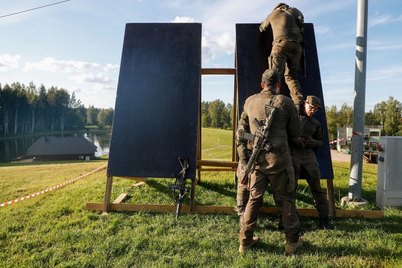 Военнослужащие