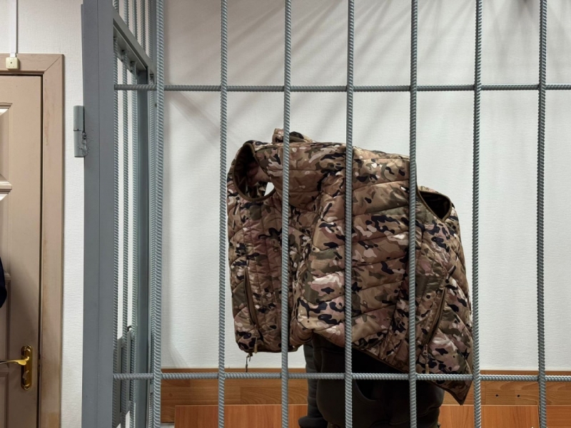 Подсудимый Фахретдинов прячет лицо от камер