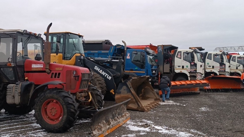 Машины стоят на базе Ачит