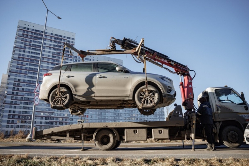 Эвакуатор забирает автомобиль нарушителя