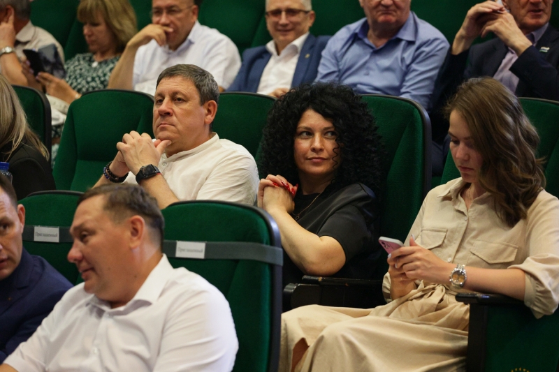 Константин Трофимов сидит в зале