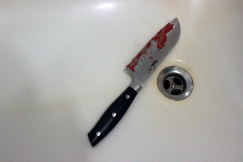 Нож кровавый в ванне