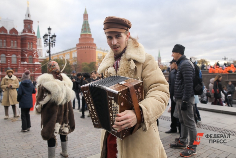 мужчина с гармонью