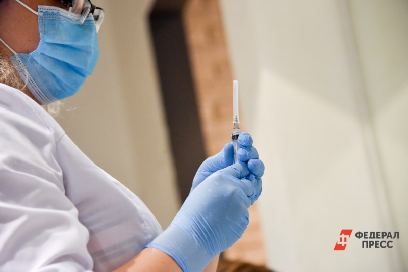 врач с уколом