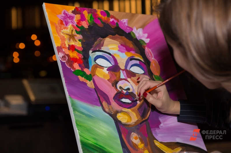 девушка рисует