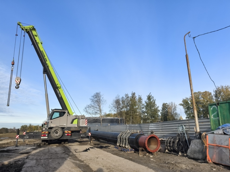 В открытии школы в поселке Московский приняли участие первый вице-спикер Совфеда РФ Владимир Якушев и губернатор Александр Моор