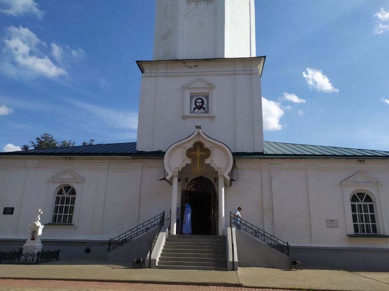 Обелиск высотой 26 м расположен центре Великих Лук, на левом берегу реки Ловать, на восточном бастионе крепости