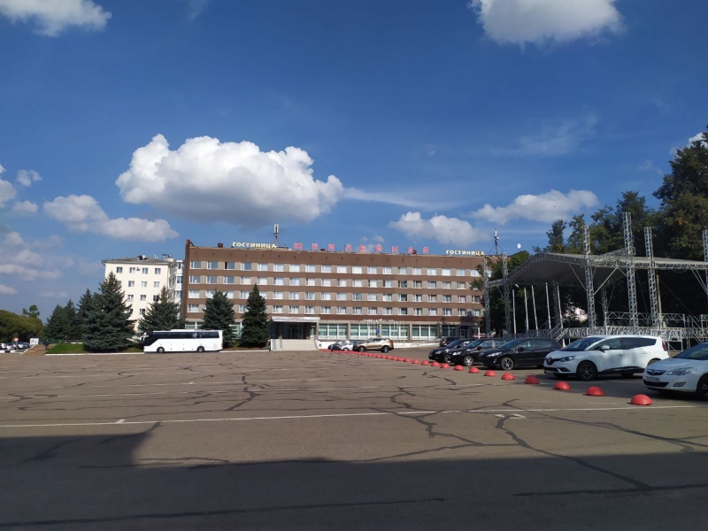 Обелиск высотой 26 м расположен центре Великих Лук, на левом берегу реки Ловать, на восточном бастионе крепости