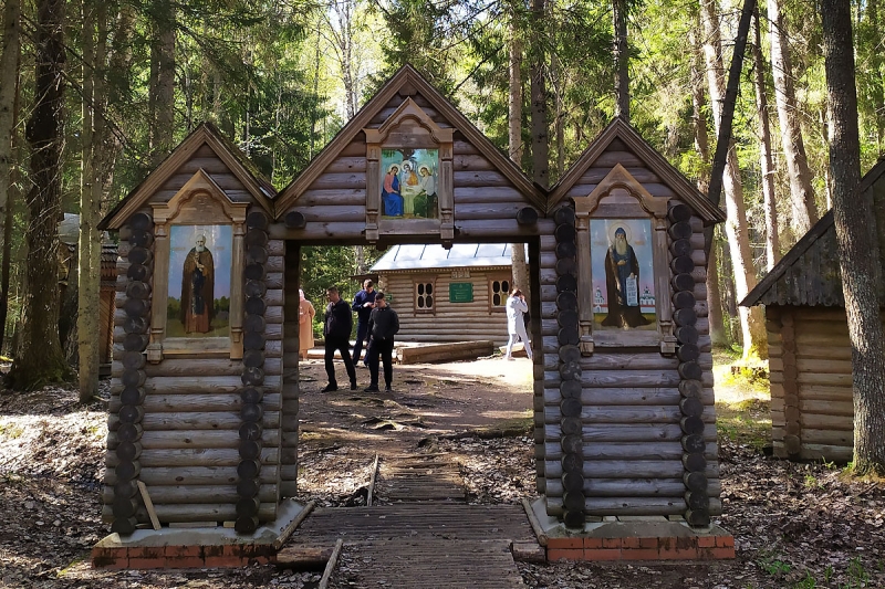 Никандрова пустынь – мужской монастырь, основанный иноком Исайей в 1589 при церкви над могилой пустынника Никандра