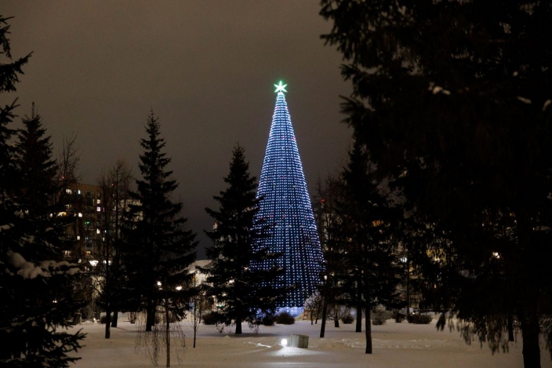 Новогодний праздник пришел на улицы Верхней Пышмы