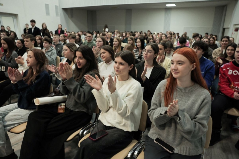 Дискуссия Людмилы Бабушкиной с молодыми людьми получилась весьма оживленной