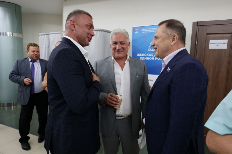 Юрий Биктуганов (в центре) де-факто возглавил УрГПУ еще год назад